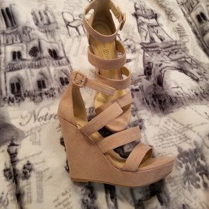 NWOT Chinese Laundry Maneeya Wedge Size 9